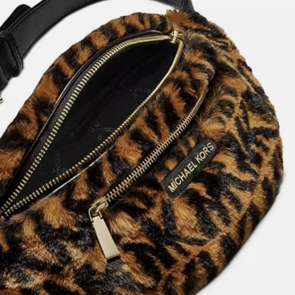 Michael Kors Mott MD Waistpack - Picture 3 of 5